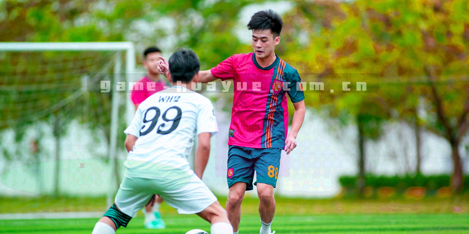 墨绿台呢桌面上的头戴耳机与笔记本电脑局部特写，旁边散着两张扑克牌