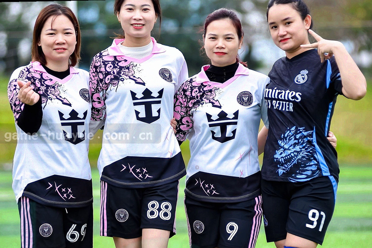 工作台上摊开的手写笔记与屏幕界面局部，暖光照明，无人物正面